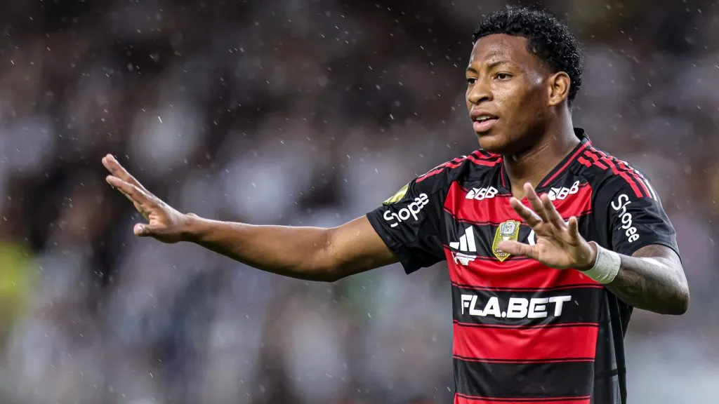 Gonzalo Plata, atacante do Flamengo, perde espaço com Filipe Luís - Foto: Marcelo Cortes / Flamengo