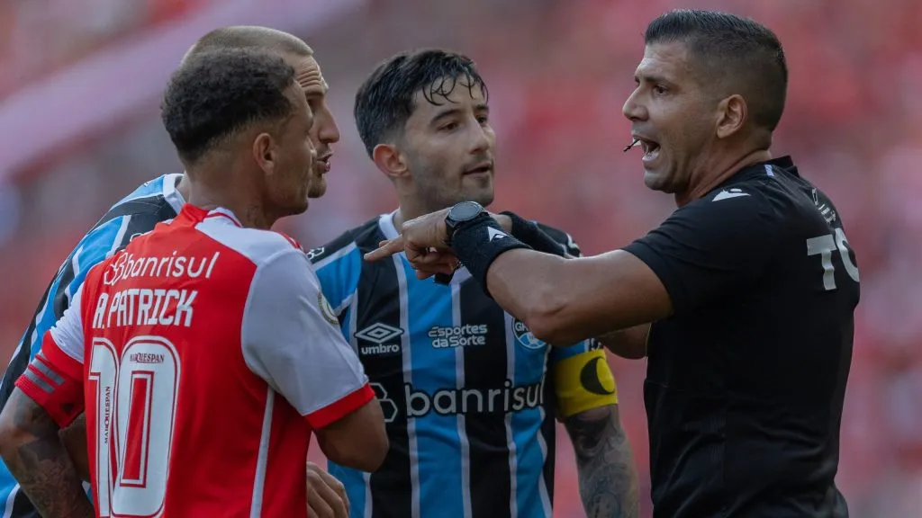Villasanti jogador do Grêmio reclama com a arbitragem durante partida contra o Internacional no estÁdio Beira-Rio pelo campeonato Brasileiro A 2024
