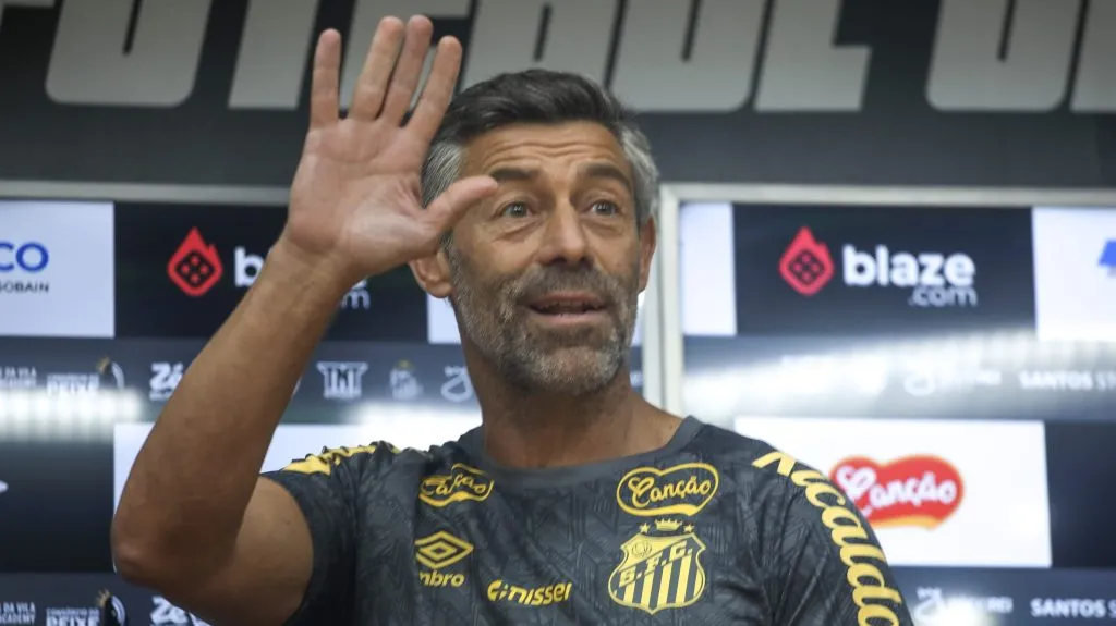 Pedro Caixinha vai ajudar nessa investida do Santos - Foto: Reinaldo Campos/AGIF.