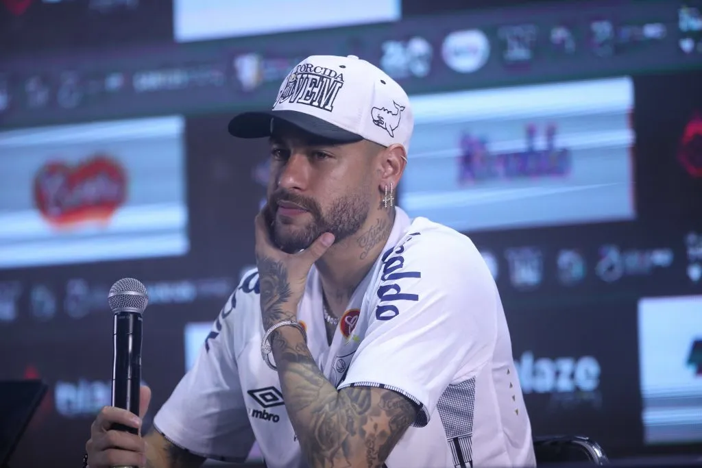 SP – SANTOS – 31/01/2025 – SANTOS, APRESENTACAO NEYMAR – Neymar durante sua apresentacao oficial como jogador do Santos em coletiva de imprensa realizada no Vila Belmiro. Foto: Reinaldo Campos/AGIF