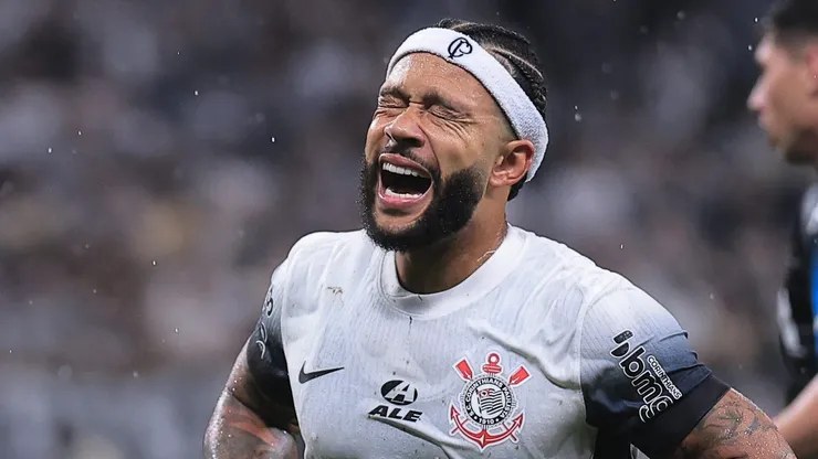 Memphis Depay, do Corinthians, pediu desculpas pelo erro.