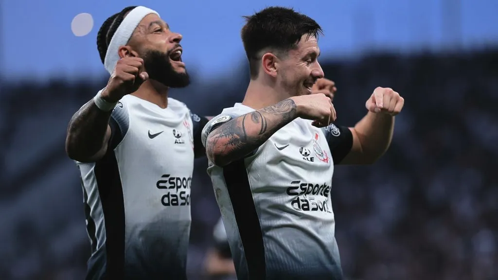 Memphis Depay e Rodrigo Garro pelo Corinthians. Foto: Ettore Chiereguini/AGIF