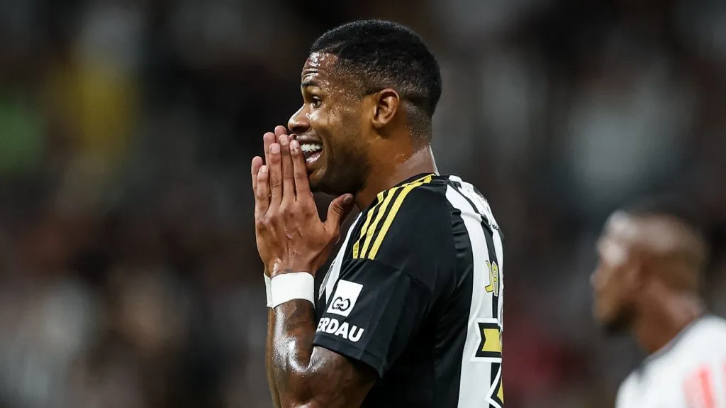 Junior Santos faz desabafo após expulsão