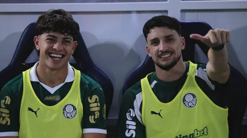 Piquerez (à direita) será titular na lateral esquerda do Palmeiras contra o Corinthians