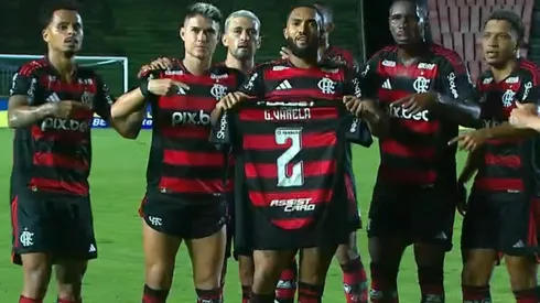 No gol de Juninho, jogadores do Flamengo homenagearam o lateral-direito Varela - Foto: Reprodução