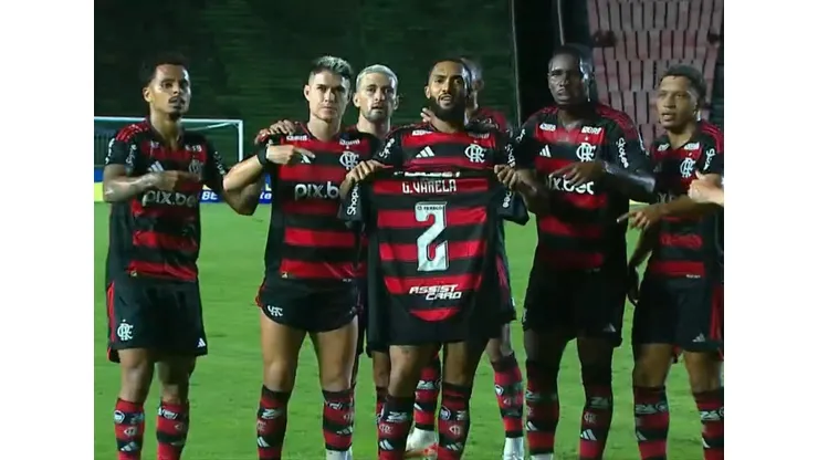 No gol de Juninho, jogadores do Flamengo homenagearam o lateral-direito Varela - Foto: Reprodução