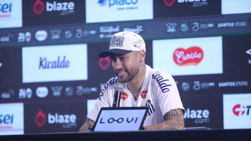 Neymar em sua coletiva de apresentação no Santos. Foto: Reinaldo Campos/AGIF