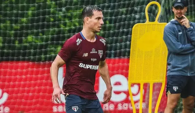 Cédric Soares já treina regularmente com o elenco do São Paulo após apresentação oficial e deve estrear vestindo a camisa 6 em breve. Foto: Erico Leonan / São Paulo FC