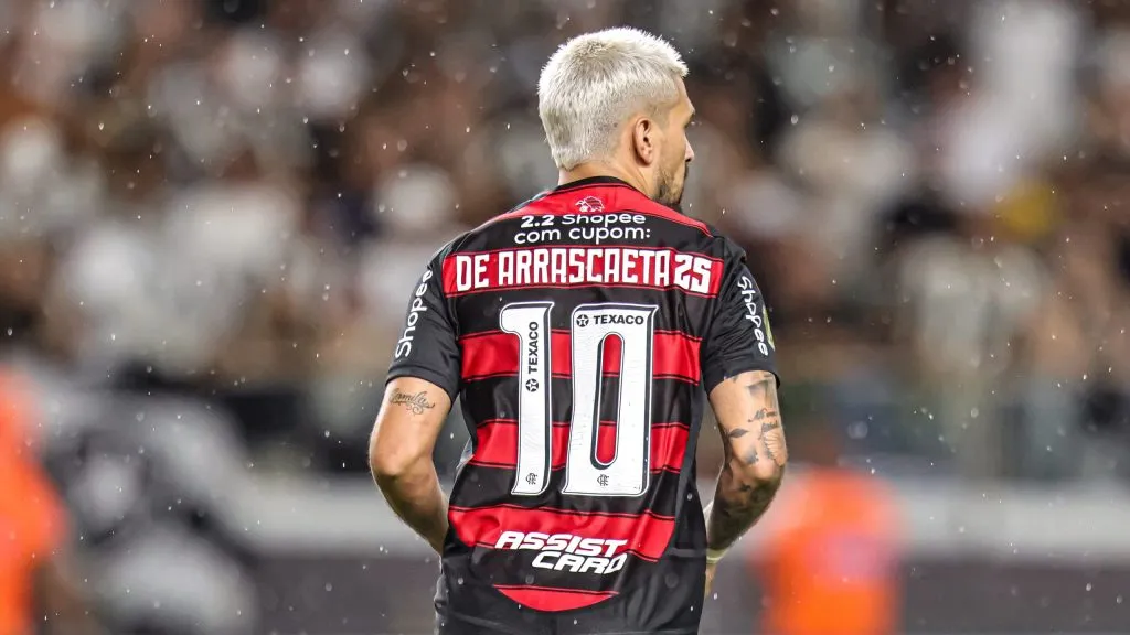 Arrascaeta jogador do Flamengo durante partida contra o Botafogo no estadio Mangueirao pelo campeonato Supercopa 2025. Foto: Fernando Torres/AGIF