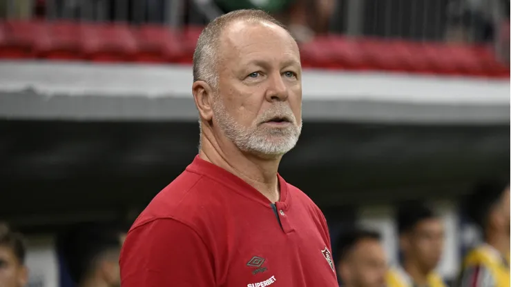 Mano Menezes, técnico do Fluminense, durante partida contra o Vasco no estadio Mane Garrincha pelo campeonato Carioca 2025. Foto: Mateus Bonomi/AGIF