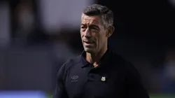 Pedro Caixinha, técnico do Santos, durante partida contra o Palmeiras no estadio Vila Belmiro pelo campeonato Paulista 2025.