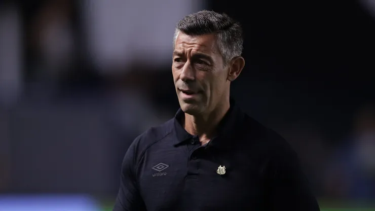 Pedro Caixinha, técnico do Santos, durante partida contra o Palmeiras no estadio Vila Belmiro pelo campeonato Paulista 2025.