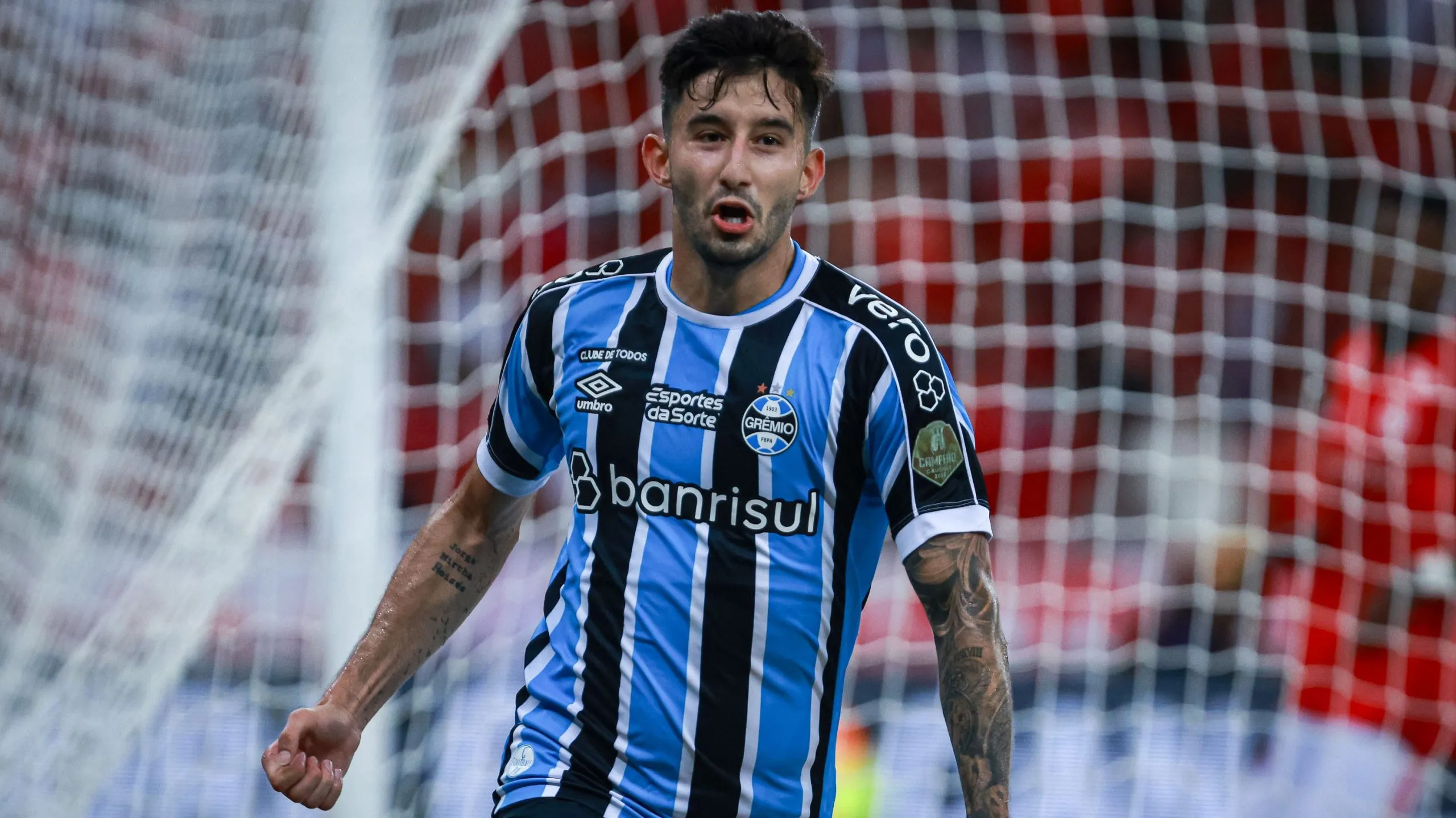 Mathias Villasanti, jogador do Gremio comemora seu gol durante partida contra o Internacional no estadio Beira-Rio pelo campeonato Gaucho 2024. Foto: Maxi Franzoi/AGIF