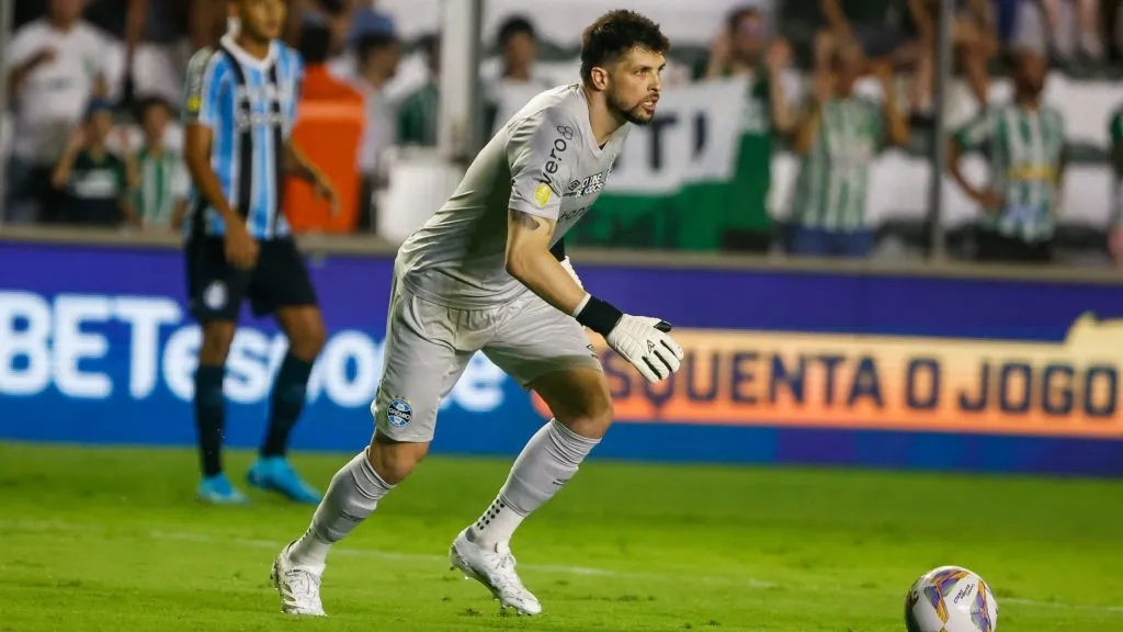 Tiago Volpi, em partida do Grêmio