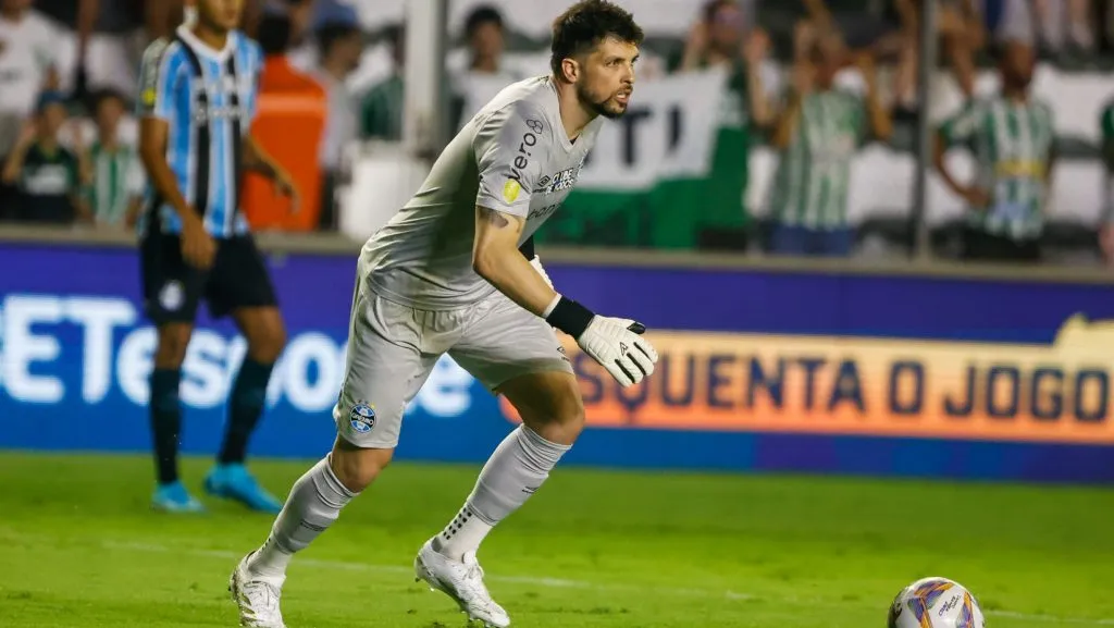 Tiago Volpi em partida do Gauchão 2025/Foto: Luiz Erbes/AGIF