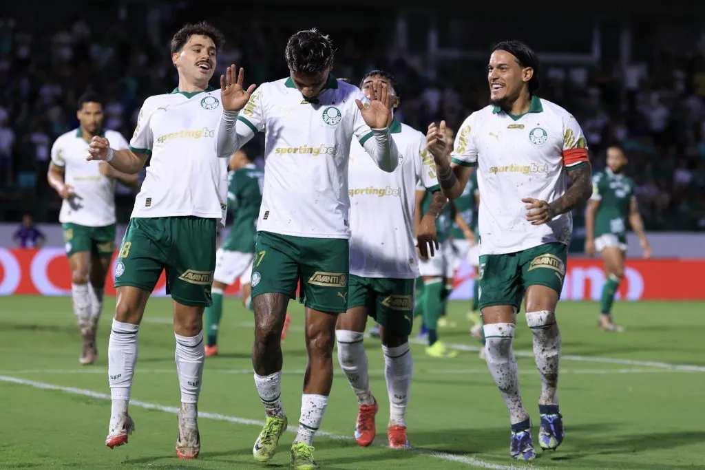 SP – CAMPINAS – 02/02/2025 – PAULISTA 2025, GUARANI X PALMEIRAS – Richard Rios jogador do Palmeiras comemora seu gol com jogadores do seu time durante partida contra o Guarani no estadio Brinco de Ouro pelo campeonato Paulista 2025. Foto: Marcello Zambrana/AGIF