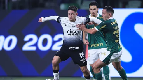 Fabinho jogador do Palmeiras disputa lance com Garro jogador do Corinthians. Foto: Ettore Chiereguini/AGIF