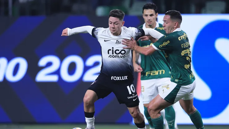 Fabinho jogador do Palmeiras disputa lance com Garro jogador do Corinthians. Foto: Ettore Chiereguini/AGIF