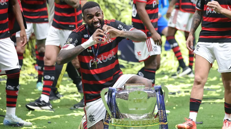 Gerson do Flamengo comemora o Título de Campeão com a taça da Copa do Brasil - Foto: Gilson Lobo/AGIF
