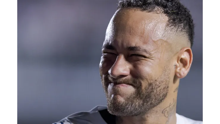 Neymar Jr. jogador do Santos durante partida contra o Botafogo-SP no estádio Vila Belmiro pelo campeonato Paulista 2025. Foto: Ettore Chiereguini/AGIF