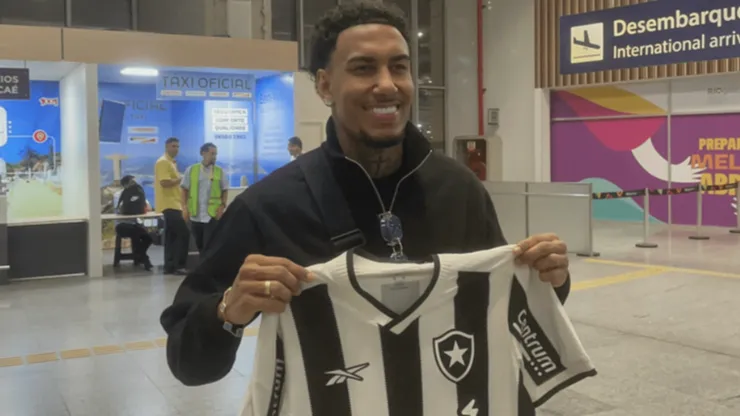 Rwan Cruz no Aeroporto com a camisa do Botafogo (X/BTB Sports)