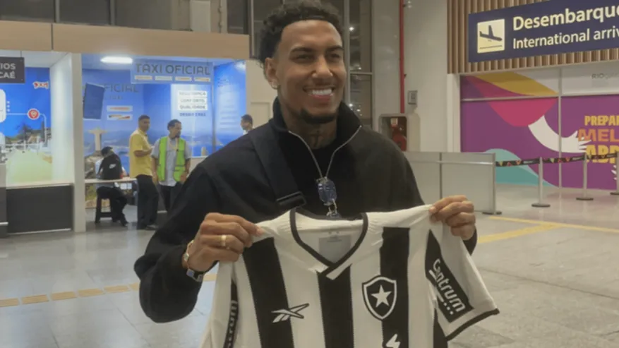 Rwan Cruz no Aeroporto com a camisa do Botafogo