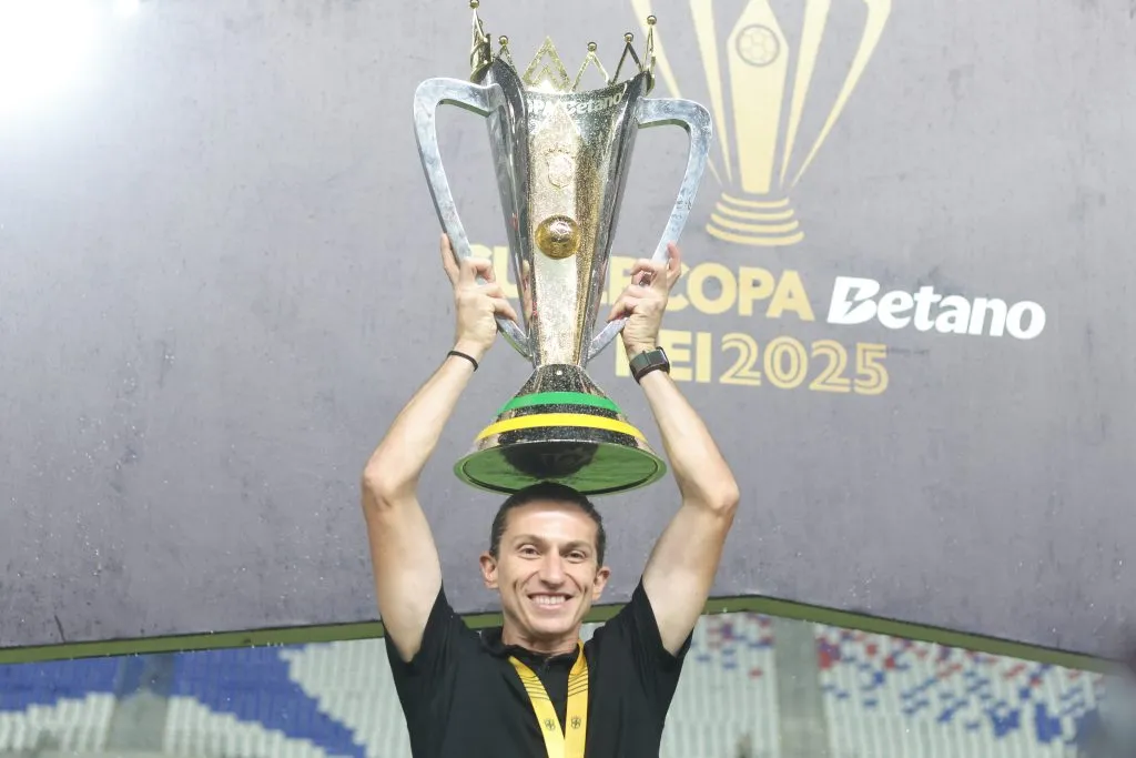 PA – BELEM – 02/02/2025 – SUPERCOPA 2025, FLAMENGO X BOTAFOGO – Jogadores do Flamengo comemoram titulo de campeao apos partida contra o Botafogo no estadio Mangueirao pela decisao do campeonato Supercopa 2025. Foto: Fernando Torres/AGIF