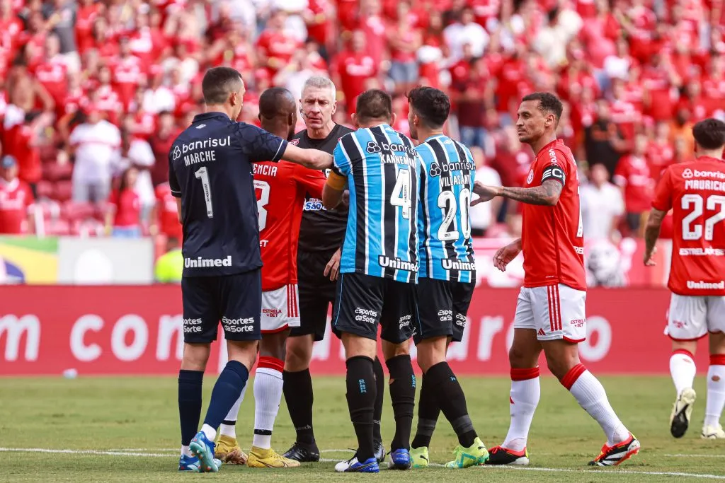 RS – PORTO ALEGRE – 25/02/2024 – GAUCHO 2024, INTERNACIONAL X GREMIO – Tumulto entre jogadores do Internacional e jogadores do Gremio durante partida no estadio Beira-Rio pelo campeonato Gaucho 2024. Foto: Maxi Franzoi/AGIF