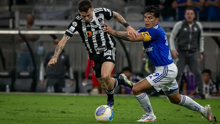 MG - BELO HORIZONTE - 10/08/2024 - BRASILEIRO A 2024, CRUZEIRO X ATLETICO-MG - Bernard jogador do Atletico-MG durante partida contra o Cruzeiro no estadio Mineirao pelo campeonato Brasileiro A 2024. Foto: Fernando Moreno/AGIF