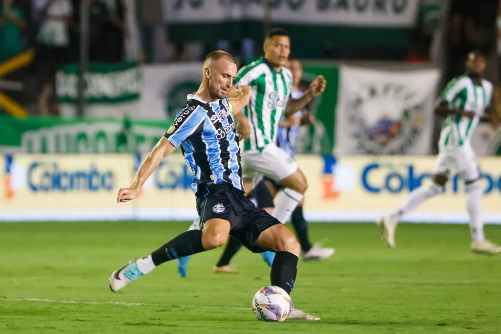 RS – CAXIAS DO SUL – 05/02/2025 – GAUCHO 2025, JUVENTUDE X GREMIO – Rodrigo Ely jogador do Gremio durante partida contra o Juventude no estadio Alfredo Jaconi pelo campeonato Gaucho 2025. Foto: Luiz Erbes/AGIF