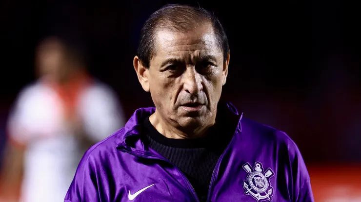 Ramón Díaz técnico do Corinthians durante partida contra o São Paulo no estádio Morumbi pelo campeonato Paulista 2025.