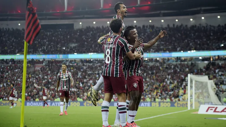 RJ - RIO DE JANEIRO - 17/10/2024 - BRASILEIRO A 2024, FLAMENGO X FLUMINENSE - Jhon Arias jogador do Flamengo comemora seu gol com jogadores do seu time durante partida contra o Fluminense no estadio Maracana pelo campeonato Brasileiro A 2024. Foto: Alexandre Loureiro/AGIF