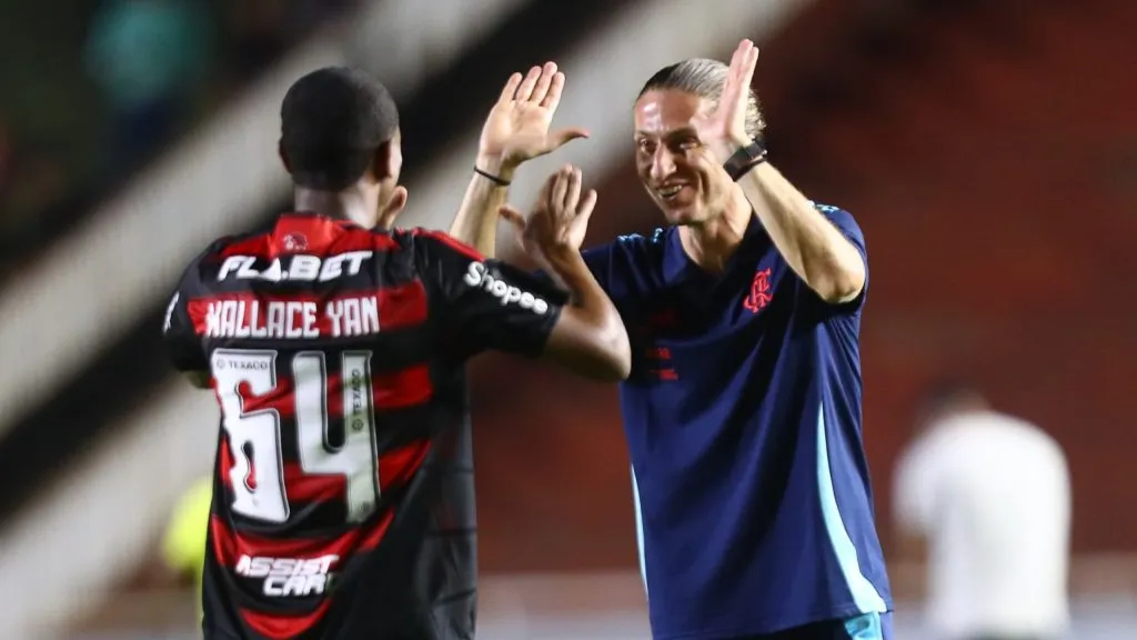 Wallace Yan recebe cumprimentos de Filipe Luis após o gol. Foto: Gilvan de Souza/Flamengo