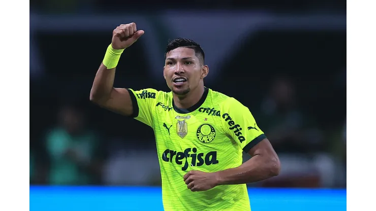 SP - SAO PAULO - 07/07/2024 - BRASILEIRO A 2024, PALMEIRAS X BAHIA - Rony jogador do Palmeiras comemora seu gol durante partida contra o Bahia no estadio Arena Allianz Parque pelo campeonato Brasileiro A 2024. Foto: Ettore Chiereguini/AGIF