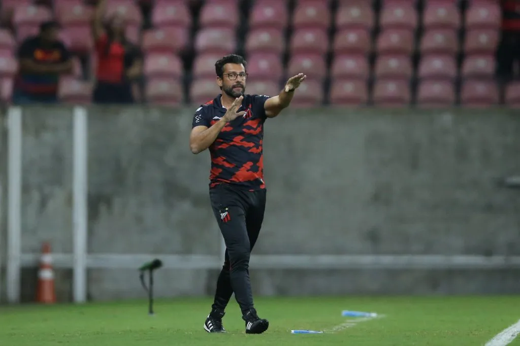PE – RECIFE – 02/09/2024 – BRASILEIRO B 2024, SPORT X ITUANO – Alberto Valentim tecnico do Ituano durante a partida entre Sport e Ituano na Arena de Pernambuco pelo campeonato brasileiro da Serie B 2024. Foto: Marlon Costa/AGIF