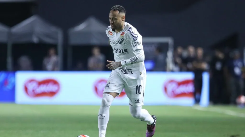 Neymar em campo pelo Santos. Foto: Reinaldo Campos/AGIF