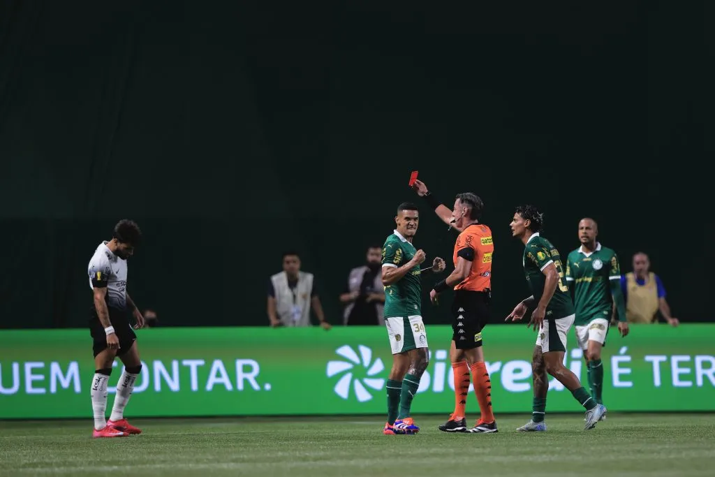 SP – SAO PAULO – 06/02/2025 – PAULISTA 2025, PALMEIRAS X CORINTHIANS – Yuri Alberto jogador do Corinthians recebe cartao vermelho do arbitro durante partida contra o Palmeiras no estadio Arena Allianz Parque pelo campeonato Paulista 2025. Foto: Ettore Chiereguini/AGIF