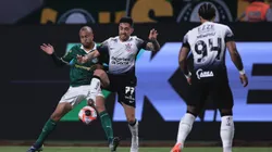 Mayke jogador do Palmeiras disputa lance com Igor Coronado jogador do Corinthians durante partida. Foto: Ettore Chiereguini/AGIF