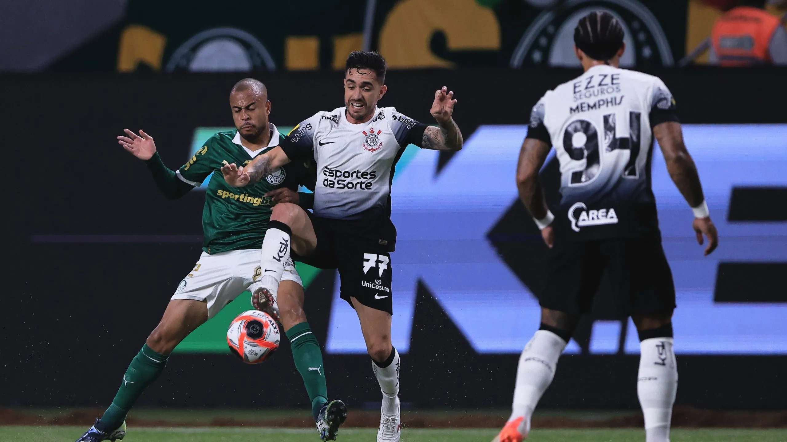 Mayke jogador do Palmeiras disputa lance com Igor Coronado jogador do Corinthians durante partida no estadio Arena Allianz Parque pelo campeonato Paulista 2025. Foto: Ettore Chiereguini/AGIF