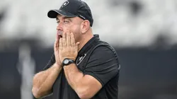 RJ - RIO DE JANEIRO - 26/01/2025 - CARIOCA 2025, BOTAFOGO X BANGU - Carlos Leiria tecnico do Botafogo durante partida contra o Bangu no estadio Engenhao pelo campeonato Carioca 2025. Foto: Thiago Ribeiro/AGIF
