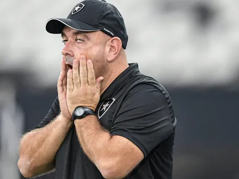 Carlos Leiria é alvo da torcida após mais um jogo ruim do Botafogo