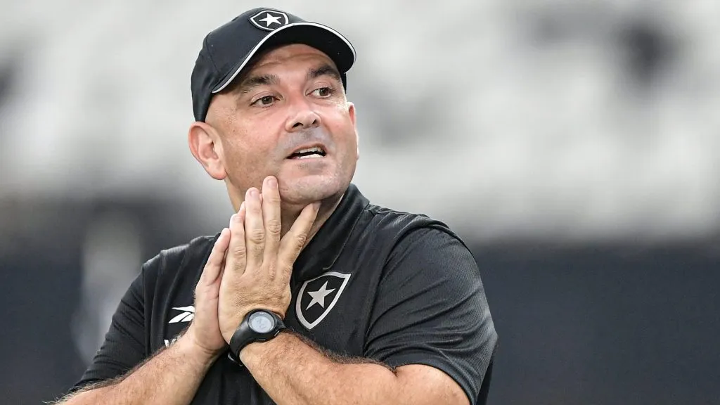 Carlos Leiria desabafa sobre condições do gramado – Foto: Thiago Ribeiro/AGIF