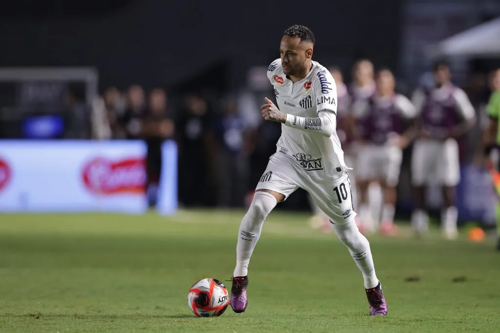 Neymar Jr. durante partida contra o Botafogo-SP no estadio Vila Belmiro pelo campeonato Paulista 2025. Foto: Ettore Chiereguini/AGIF