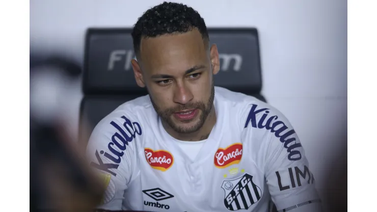 Neymar Jr. jogador do Santos durante aquecimento antes da partida contra o Botafogo-SP no estádio Vila Belmiro pelo campeonato Paulista 2025. Foto: Reinaldo Campos/AGIF