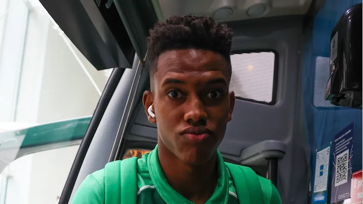 Estêvão vai completar 18 anos em abril.