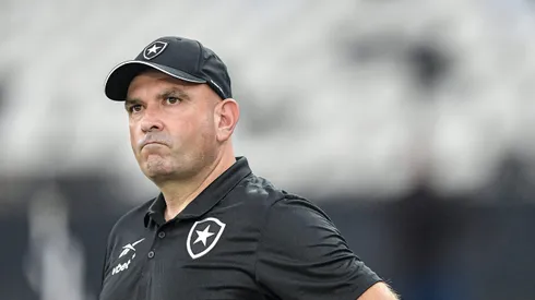 Carlos Leiria técnico do Botafogo durante partida contra o Volta Redonda no estádio Engenhão pelo campeonato Carioca 2025. Foto: Jorge Rodrigues/AGIF