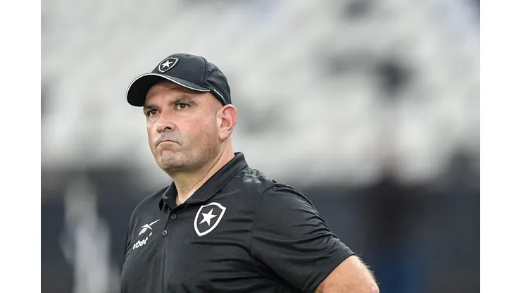Carlos Leiria técnico do Botafogo durante partida contra o Volta Redonda no estádio Engenhão pelo campeonato Carioca 2025. Foto: Jorge Rodrigues/AGIF