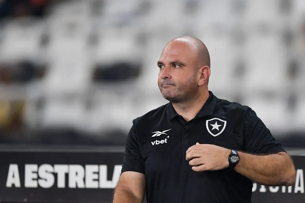 RJ – RIO DE JANEIRO – 14/01/2025 – CARIOCA 2025, BOTAFOGO X PORTUGUESA RIO – Carlos Leiria tecnico do Botafogo durante partida contra o Portuguesa Rio no estadio Engenhao pelo campeonato Carioca 2025. Foto: Thiago Ribeiro/AGIF