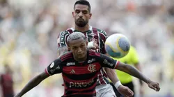 Renato Augusto jogador do Fluminense disputa lance com Wesley jogador do Flamengo durante partida no estádio Maracanã pelo campeonato Brasileiro A 2024.