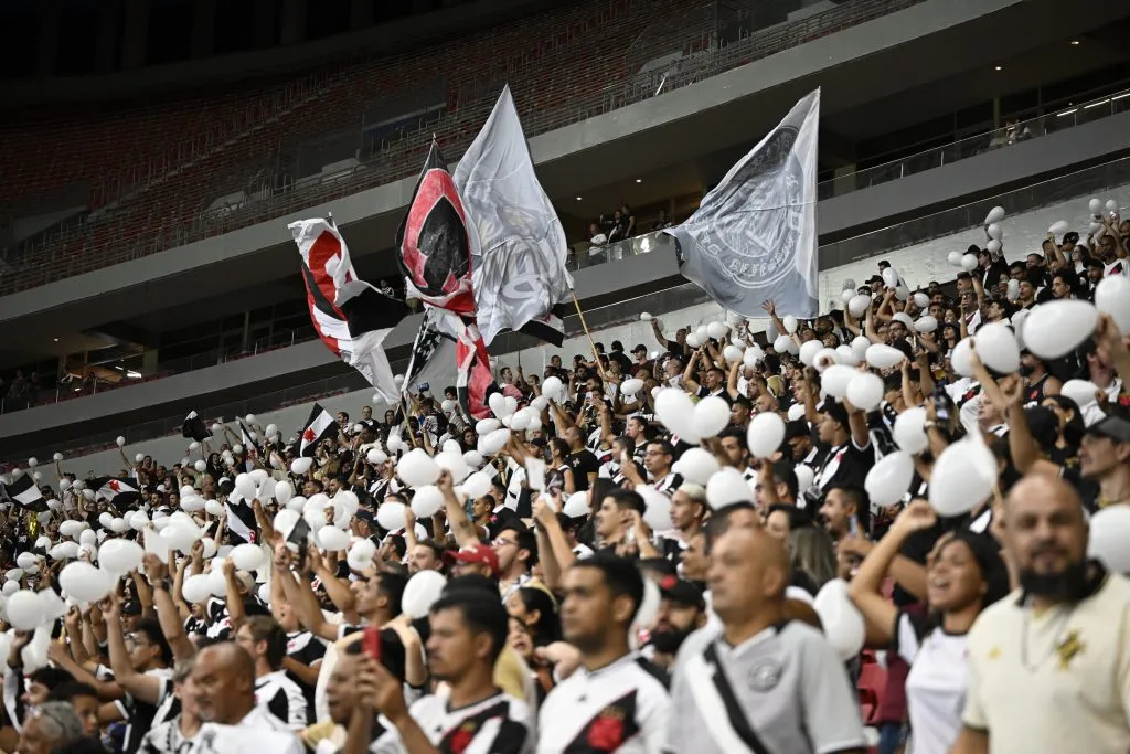 DF – BRASILIA – 05/02/2025 – CARIOCA 2025, VASCO X FLUMINENSE – Torcida do Vasco durante partida contra Fluminense no estadio Mane Garrincha pelo campeonato Carioca 2025. Foto: Mateus Bonomi/AGIF